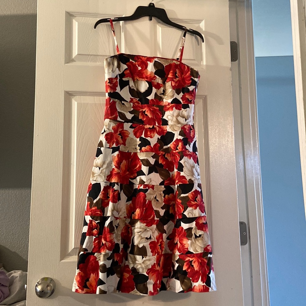 Tag says 8 but it looks small. Sits about knee length or a bit higher